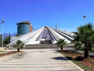 Pirámide de Tirana: ¿sabías que llegó a ser utilizada como base por la OTAN? Pirámide de Tirana: ¿sabías que llegó a ser utilizada como base por la OTAN?
