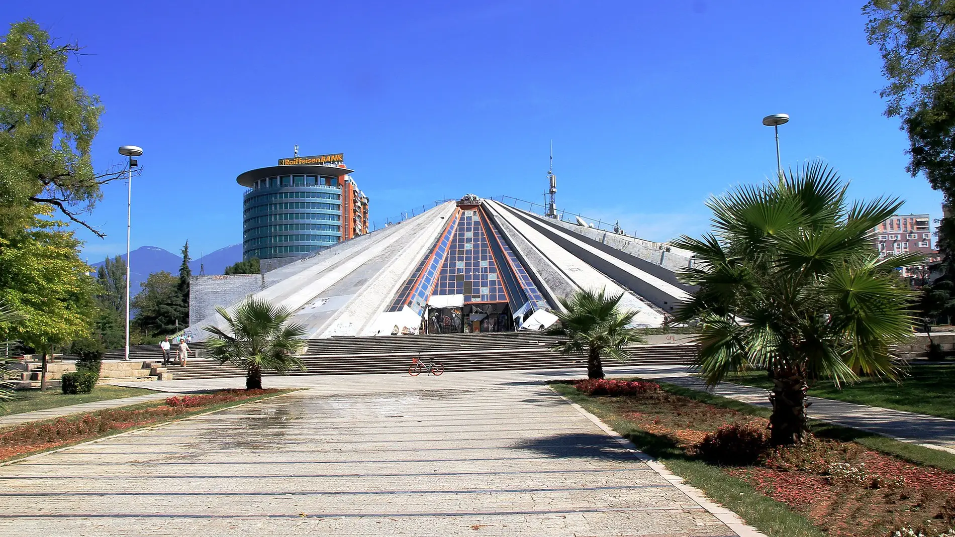 Pirámide de Tirana: ¿sabías que llegó a ser utilizada como base por la OTAN?