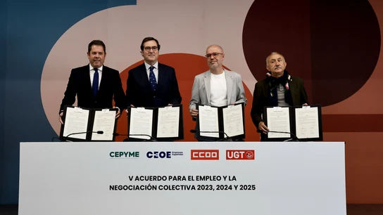 Empresarios y sindicatos firman el acuerdo salarial Firma del acuerdo salarial