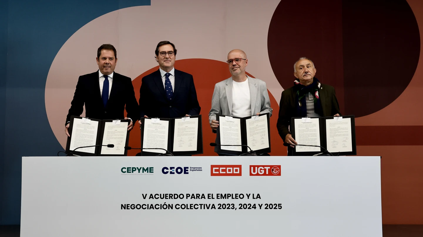 Empresarios y sindicatos firman el acuerdo salarial Firma del acuerdo salarial