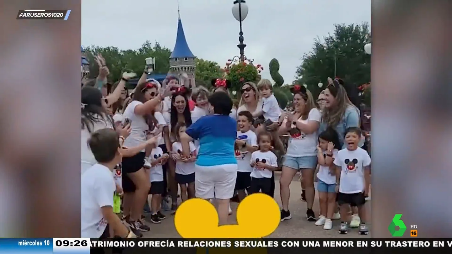 Varias generaciones de exalumnas sorprenden a su profesora con un viaje sorpresa a Disneyland Varias generaciones de exalumnas sorprenden a su profesora con un viaje sorpresa a Disneyland
