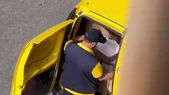 Correos despide al repartidor que fue grabado abriendo un paquete de la furgoneta de reparto Correos despide al repartidor que fue grabado abriendo un paquete de la furgoneta de reparto