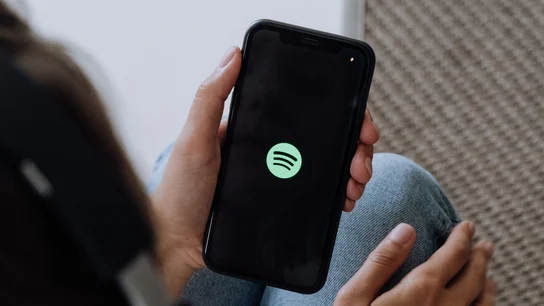 Imagen de archivo de una persona utilizando la aplicación de Spotify Imagen de archivo de una persona utilizando la aplicación de Spotify