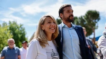 Yolanda Díaz, acompañada por el teniente de alcalde y candidato a la Alcaldía de Ganar Alcorcón, Jesús Santos