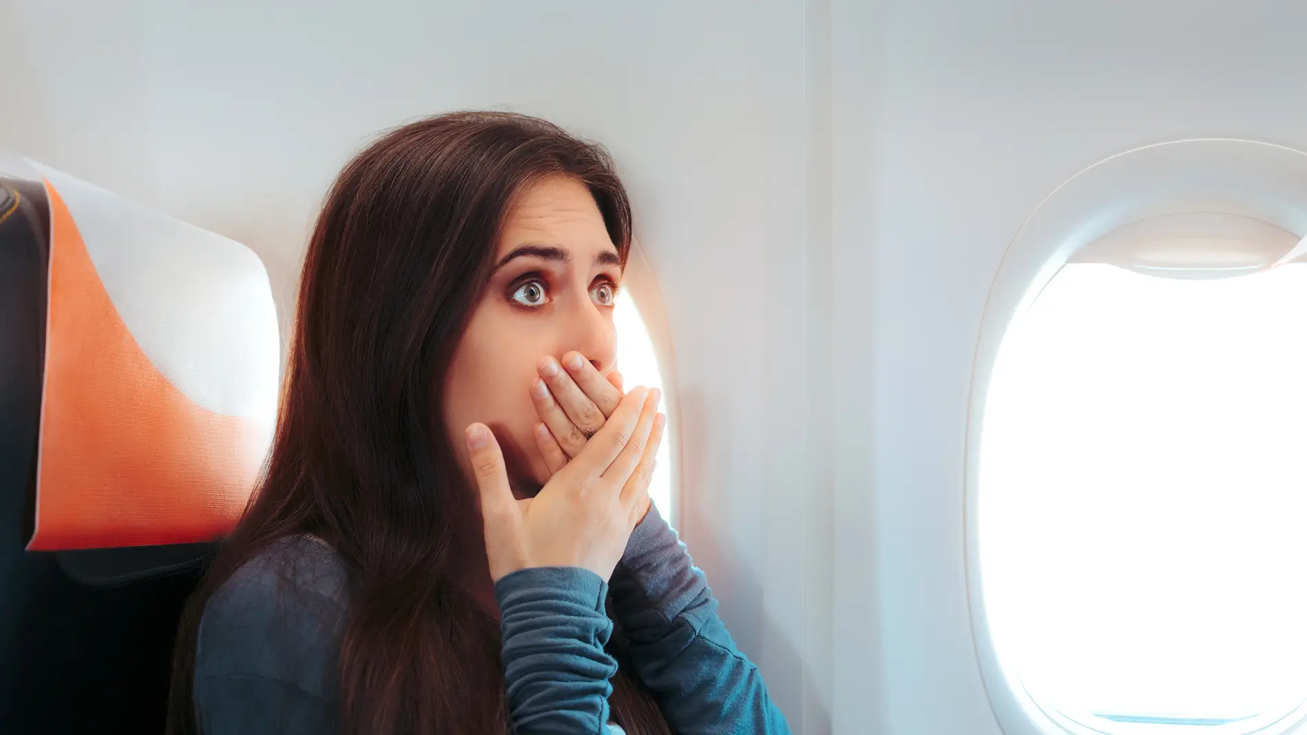 Mujer asustada en el avión