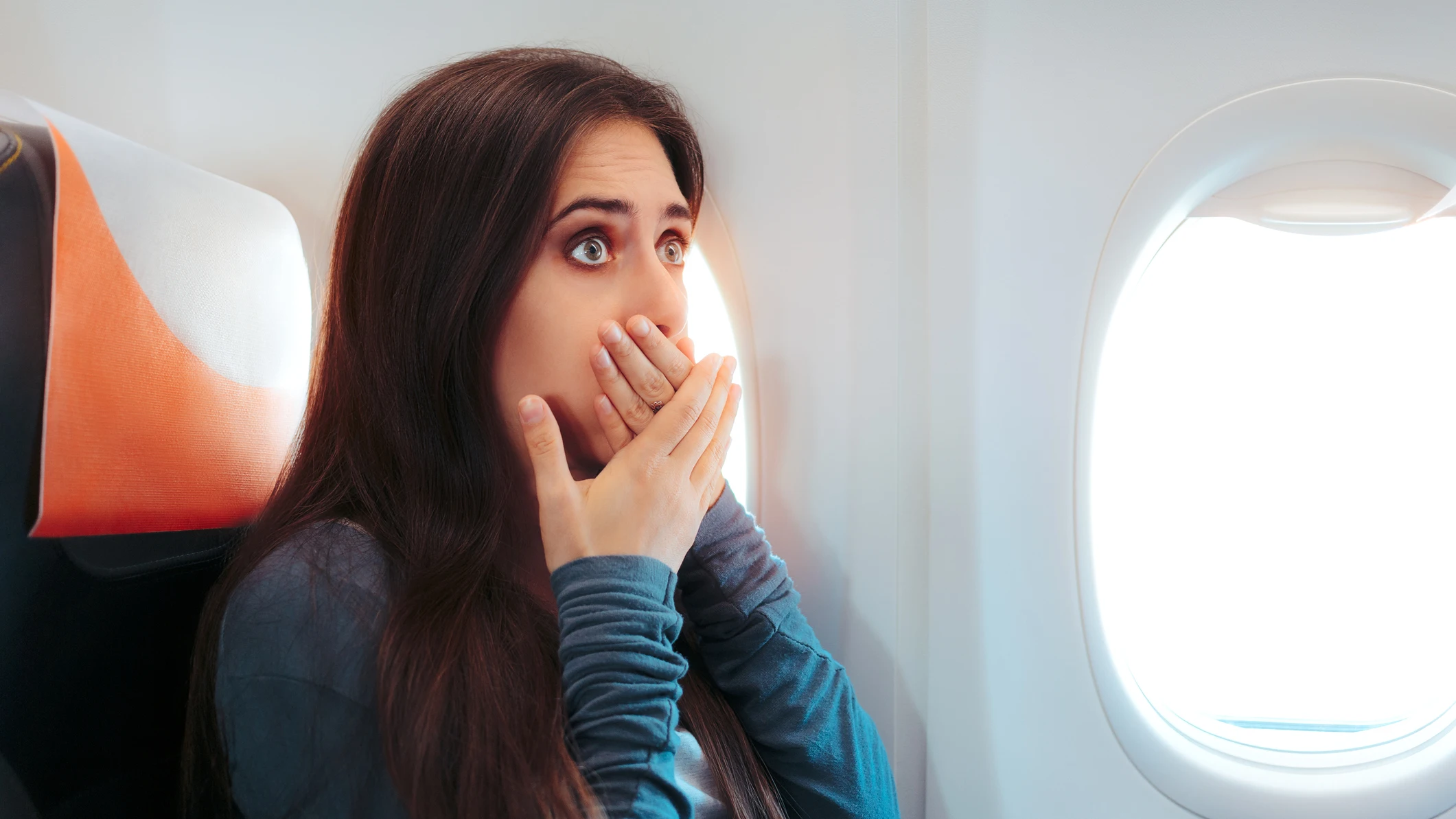 Mujer asustada en el avión Mujer asustada en el avión