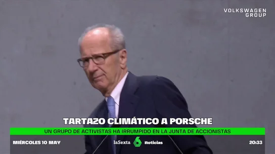 Activistas lanzan una tarta al director del consejo de administración de Porsche para protestar por su daño al planeta Activistas lanzan una tarta al director del consejo de administración de Porsche para protestar por su daño al planeta