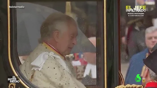 Vídeo manipulado - El tremendo 'cabreo' de Carlos III el día de su coronación En este montaje de El Intermedio, Antonio Alcántara pone voz al tremendo enfado que tenía Carlos III de Inglaterra durante la ya mediática conversación que mantuvo desde su carruaje. "Que la den por el saco, señora", espeta en este vídeo.