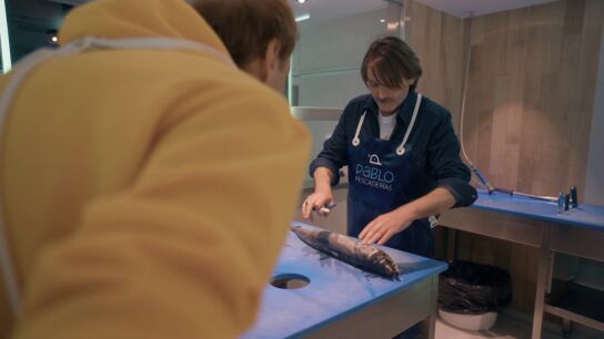 Fernando Tejero sorprende a Albert Espinosa con una confesi&oacute;n mientras limpia pescado: "Tengo dos dedos torcidos del fr&iacute;o"