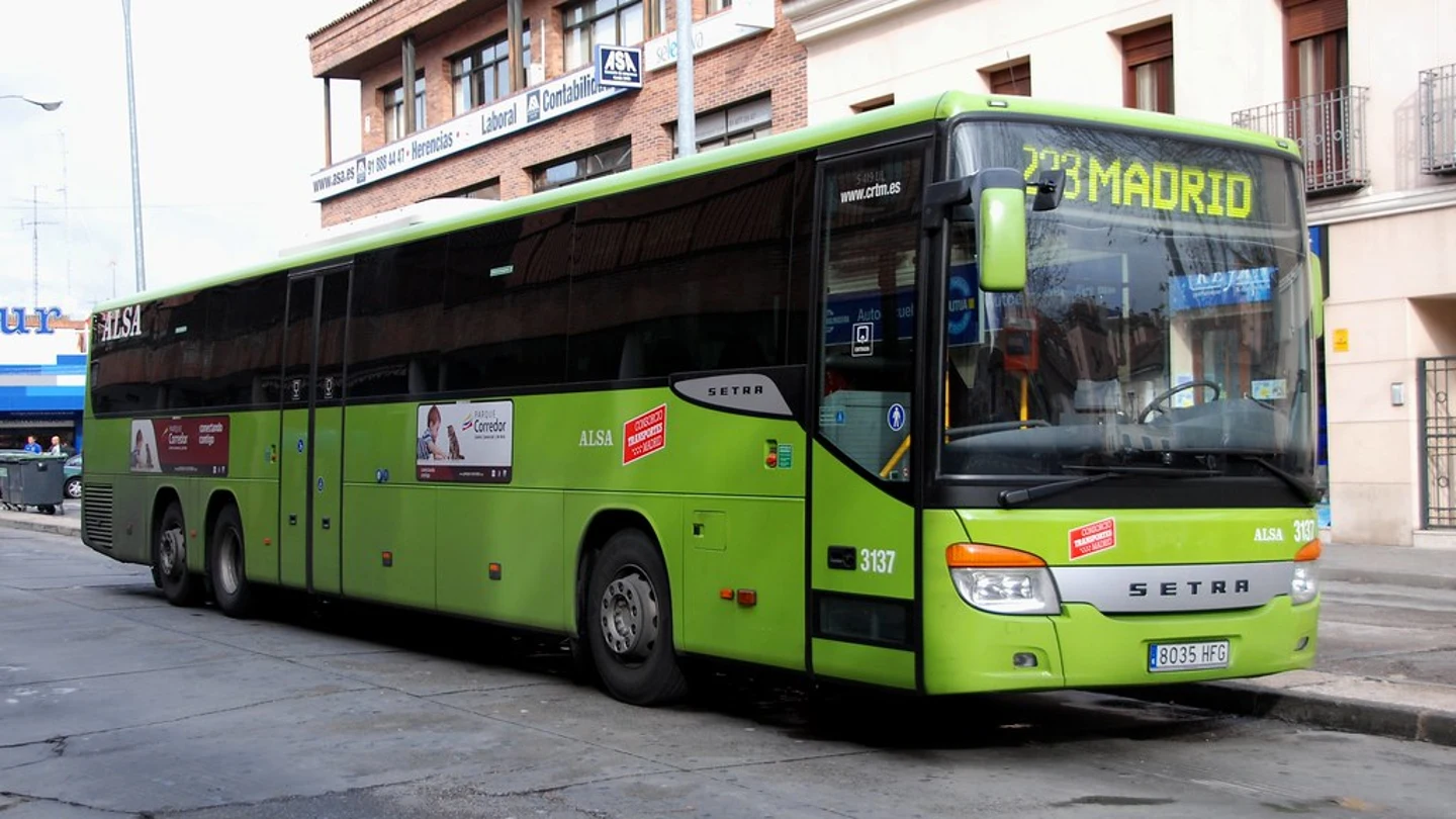 Autobús en la calle Brihuega de Alcalá de Henares, Madrid (Archivo) Autobús en la calle Brihuega de Alcalá de Henares, Madrid (Archivo)