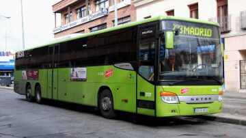 Autobús en la calle Brihuega de Alcalá de Henares, Madrid (Archivo)