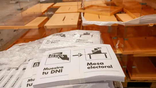 Urnas y papeletas almacenadas en el centro logístico para las elecciones locales y autonómicas del 28M Urnas y papeletas almacenadas en el centro logístico para las elecciones locales y autonómicas del 28M