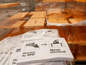 Urnas y papeletas almacenadas en el centro logístico para las elecciones locales y autonómicas del 28M Urnas y papeletas almacenadas en el centro logístico para las elecciones locales y autonómicas del 28M