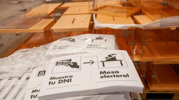 Urnas y papeletas almacenadas en el centro logístico para las elecciones locales y autonómicas del 28M