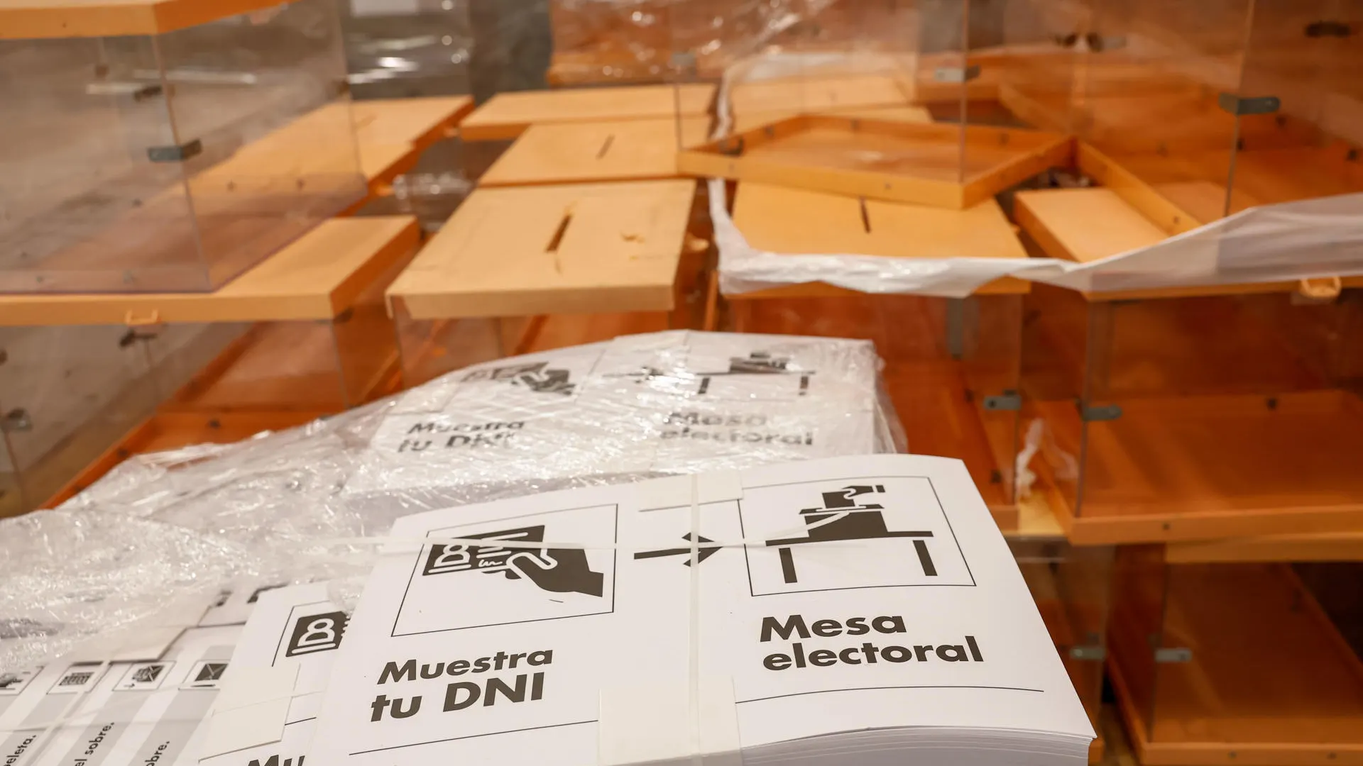 Urnas y papeletas almacenadas en el centro logístico para las elecciones locales y autonómicas del 28M