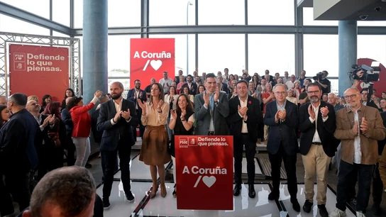 Los candidatos socialistas a las alcaldías de las principales ciudades gallegas, junto a Pedro Sánchez en un acto de precampaña Inés Rey, Lara Méndez, Xosé Sánchez Bugallo, Valentín Formoso, Ángel Mato