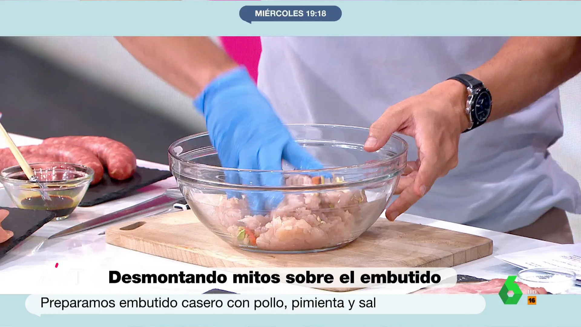 El nutricionista Pablo Ojeda 'fabrica' en directo un embutido fácil y apto para comer todos los días: esta es la receta