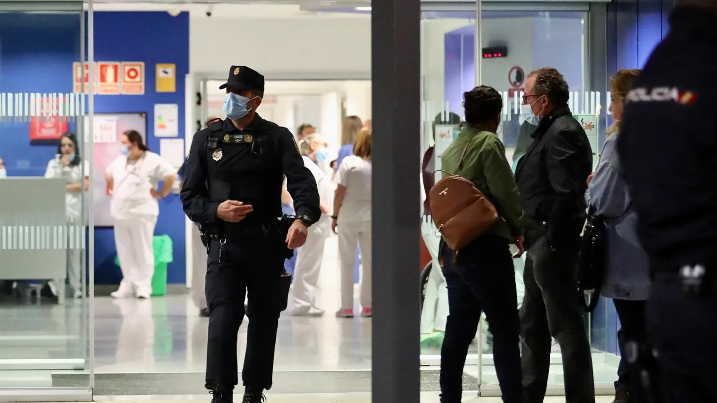Policía Nacional en el HUCA tras el aviso de bomba en el hospital asturiano Policía Nacional en el HUCA tras el aviso de bomba en el hospital asturiano