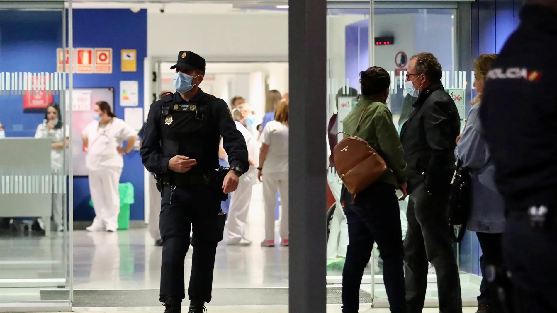Policía Nacional en el HUCA tras el aviso de bomba en el hospital asturiano