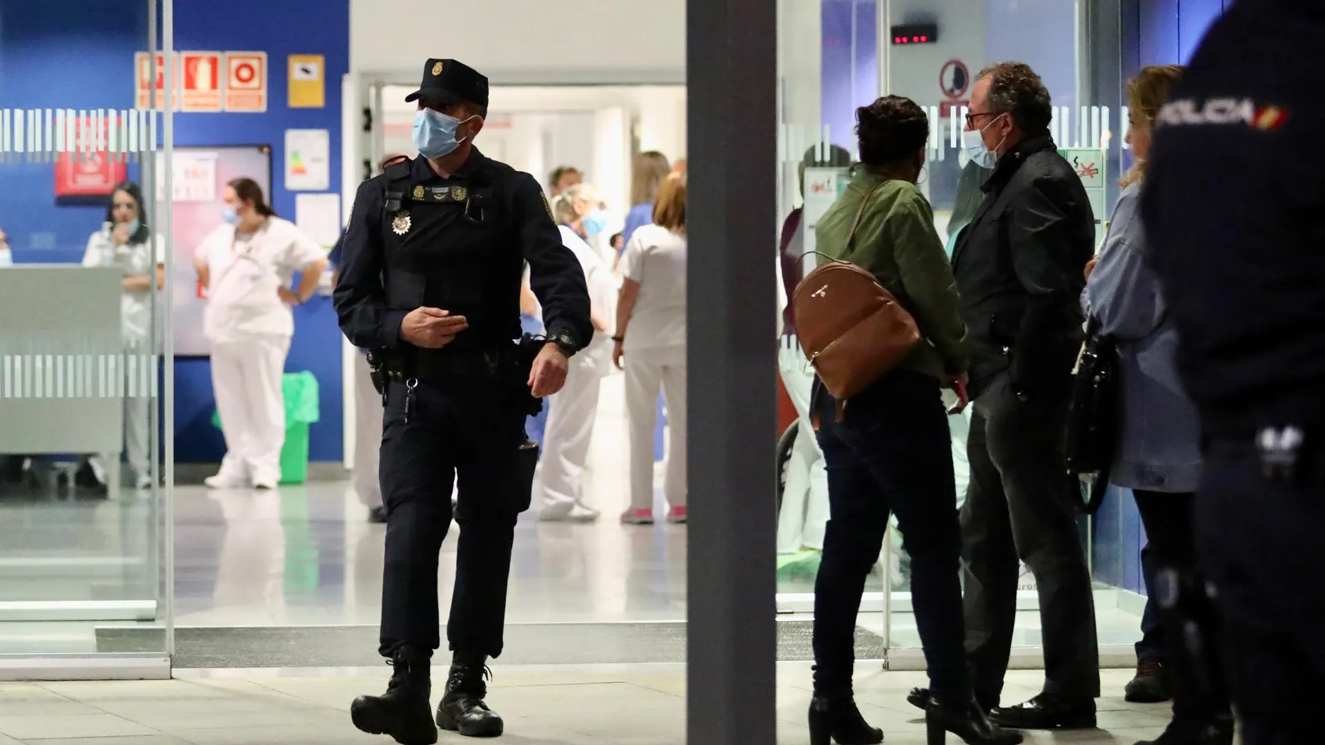 Policía Nacional en el HUCA tras el aviso de bomba en el hospital asturiano