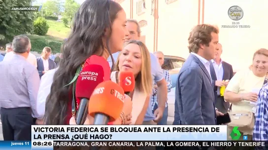La surrealista escena de Victoria Federica ante los medios al ir a los toros: "¿Qué hago?" La surrealista escena de Victoria Federica ante los medios al ir a los toros: "¿Qué hago?"