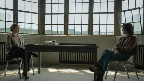 Amanda Seyfried y Tom Holland protagonizan 'The Crowded Room'.