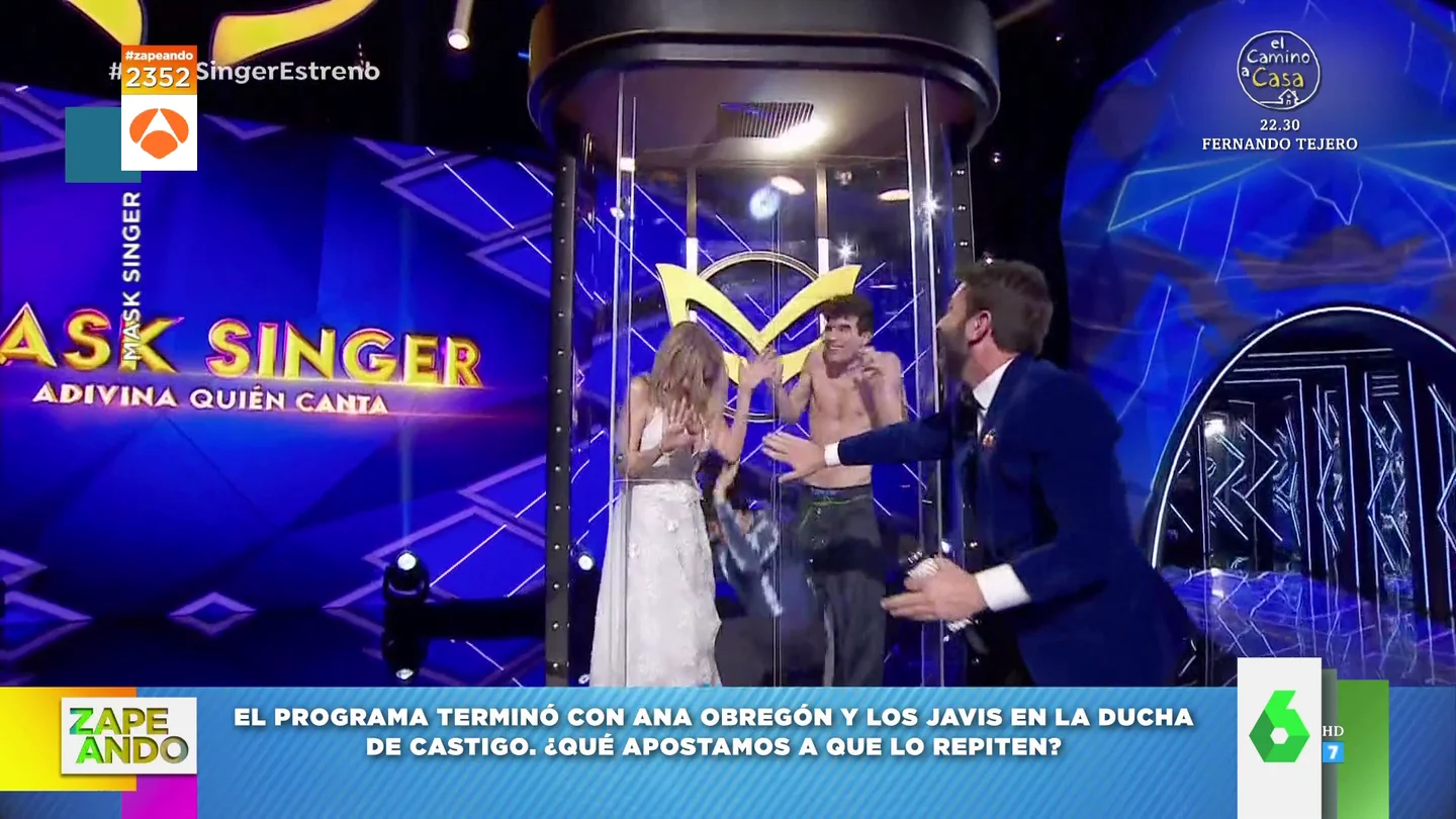 El 'castigo' a Javi Calvo en 'Mask Singer' que acaba con Ana Obregón y Javier Ambrossi empapados El 'castigo' a Javi Calvo en 'Mask Singer' que acaba con Ana Obregón y Javier Ambrossi empapados