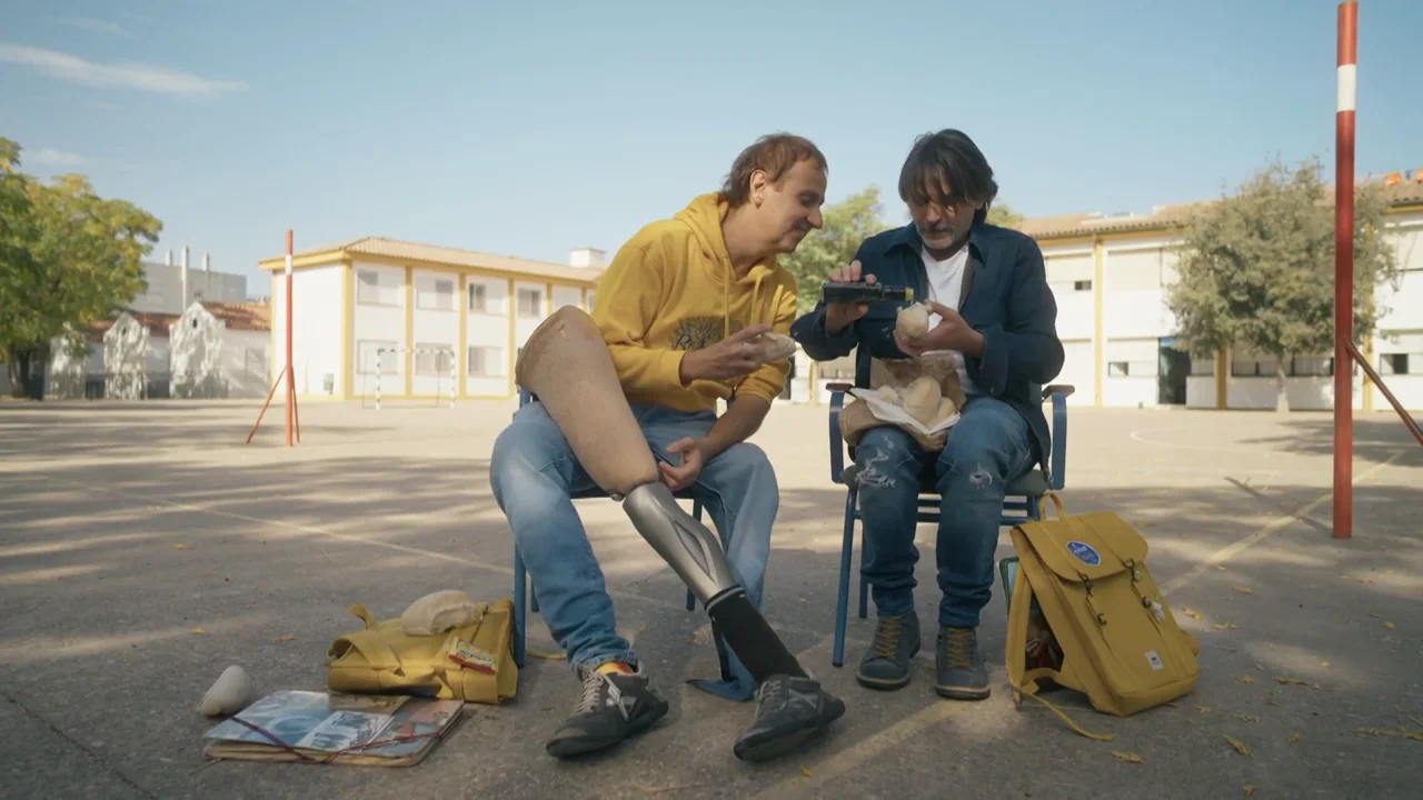 La ilusión de Fernando Tejero al volver a disfrutar de la merienda que comía cuando era niño: pan, aceite, azúcar y cacao