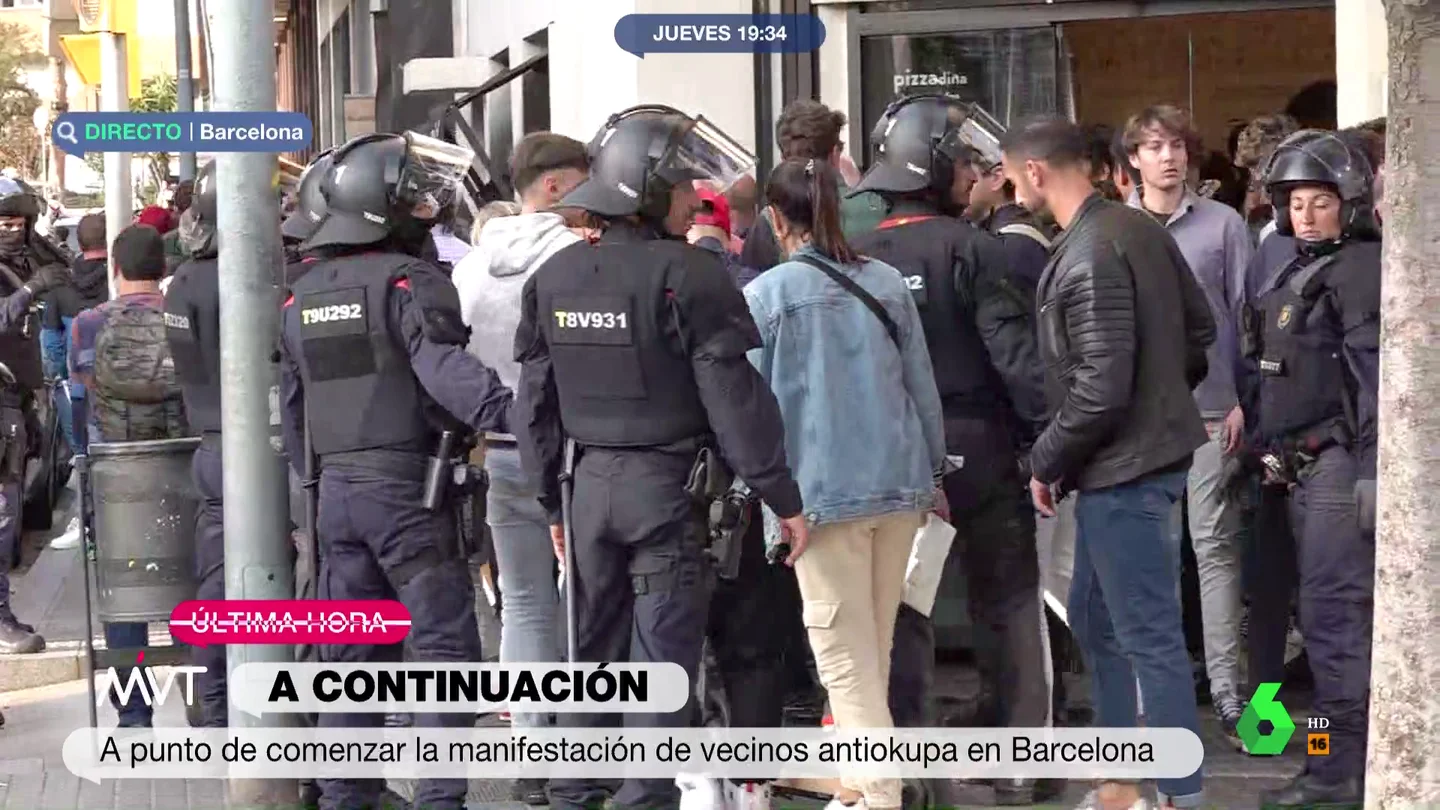 Manifestación de okupas y vecinos antiokupa en Barcelona tras los altercados en el barrio de Bonanova Manifestación de okupas y vecinos antiokupa en Barcelona tras los altercados en el barrio de Bonanova