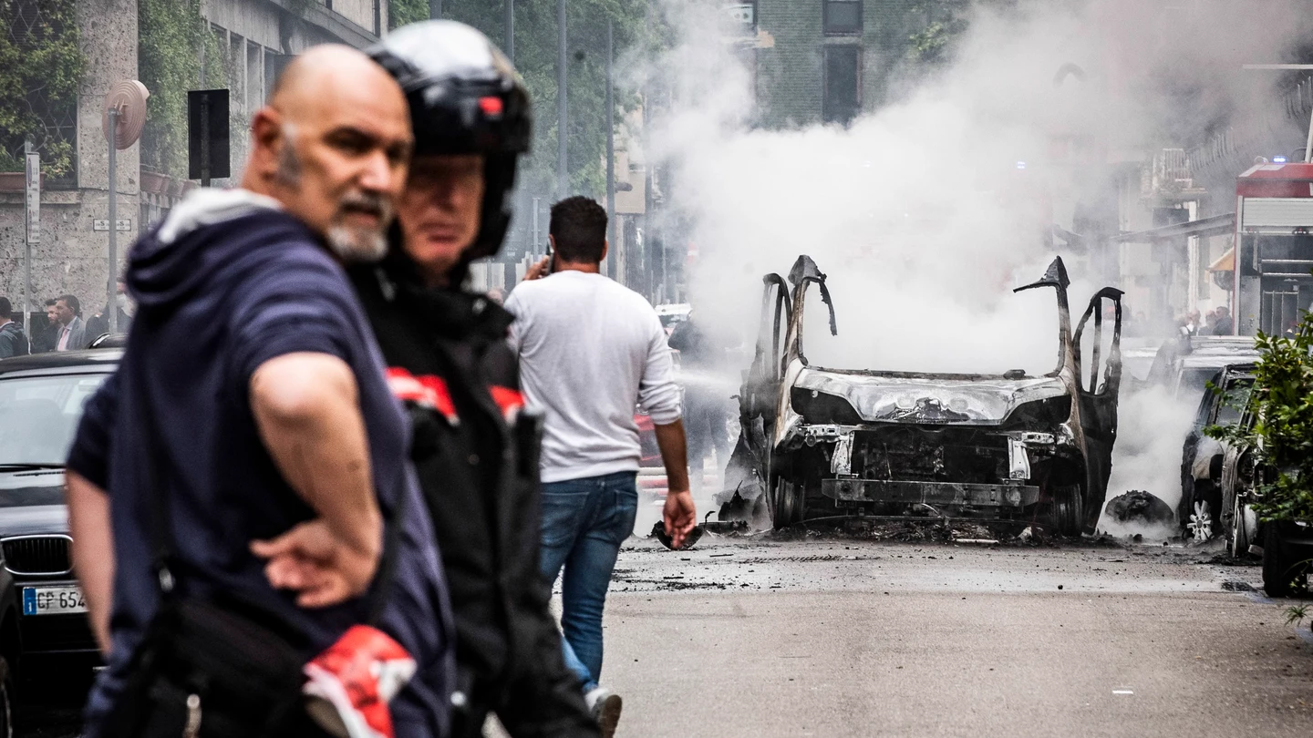 Bomberos y personal de emergencias junto a la furgoneta que explotó este jueves en el centro de Milán. Bomberos y personal de emergencias junto a la furgoneta que explotó este jueves en el centro de Milán.