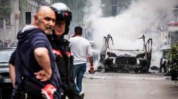 Bomberos y personal de emergencias junto a la furgoneta que explotó este jueves en el centro de Milán. 