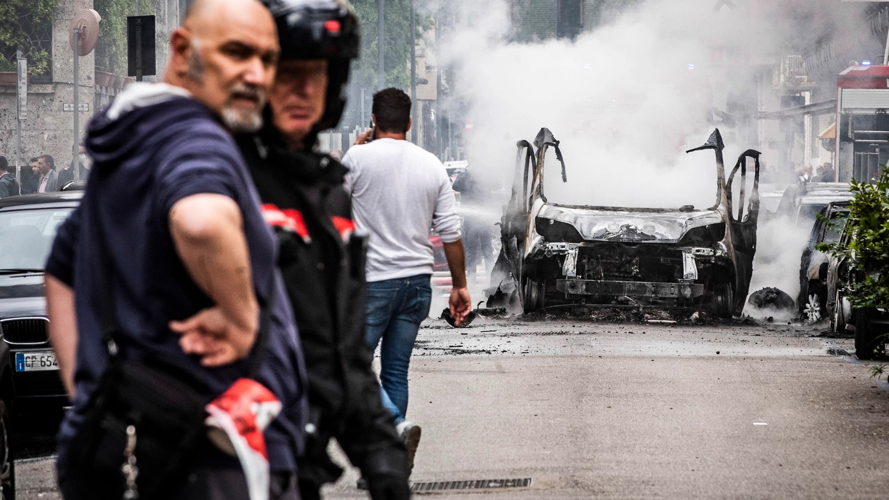 Bomberos y personal de emergencias junto a la furgoneta que explotó este jueves en el centro de Milán. 