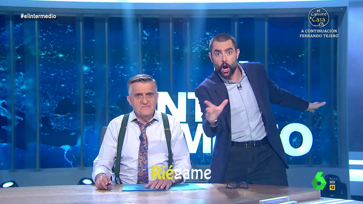 Riégame, que las plantas sin ti mueren: el temazo de Dani Mateo para conseguir que llueva En situaciones desesperadas, medidas desesperadas. Dani Mateo canta como último recurso para conseguir que llueva. En este vídeo 'entona' una versión del 'Quédate' de Quevedo donde explica que en Doñana "los peces ya no nadan, son pescaíto frito".