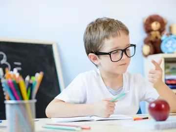 Un niño haciendo un cálculo matemático Un niño haciendo un cálculo matemático
