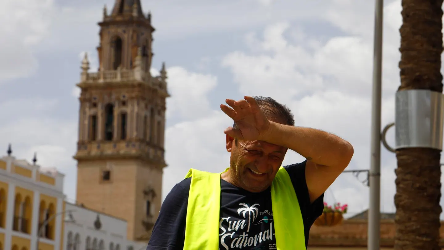 Un operario se seca el sudor ante las altas temperaturas en Écija (Sevilla). Un operario se seca el sudor ante las altas temperaturas en Écija (Sevilla).