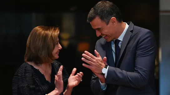 Sánchez condecora a Nancy Pelosi en Washington y elogia su defensa de la democracia Sánchez condecora a Nancy Pelosi en Washington y elogia su defensa de la democracia