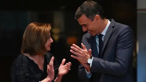 Sánchez condecora a Nancy Pelosi en Washington y elogia su defensa de la democracia