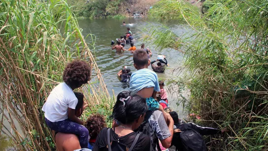 Migrantes cruzan el río Bravo para intentar entrar en Estados Unidos Migrantes cruzan el río Bravo para intentar entrar en Estados Unidos