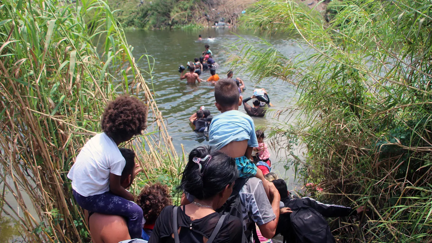 Migrantes cruzan el río Bravo para intentar entrar en Estados Unidos Migrantes cruzan el río Bravo para intentar entrar en Estados Unidos