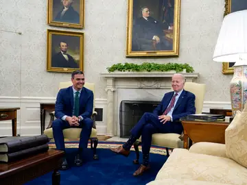 El presidente de EEUU, Joe Biden, recibe al presidente del Gobierno, Pedro Sánchez, en el Despacho Oval de la Casa Blanca.