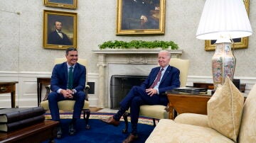 El presidente de EEUU, Joe Biden, recibe al presidente del Gobierno, Pedro Sánchez, en el Despacho Oval de la Casa Blanca.