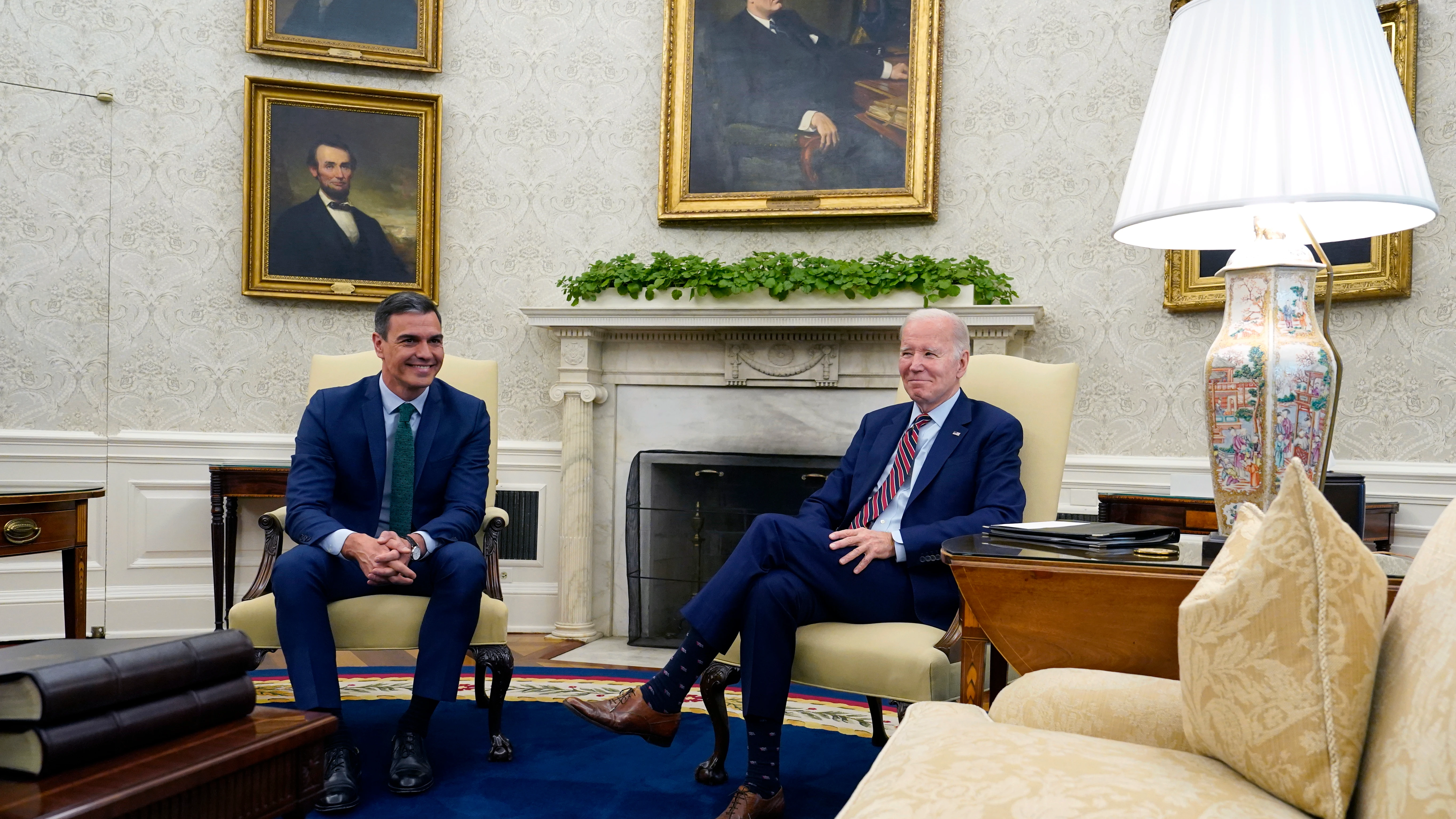 El presidente de EEUU, Joe Biden, recibe al presidente del Gobierno, Pedro Sánchez, en el Despacho Oval de la Casa Blanca.