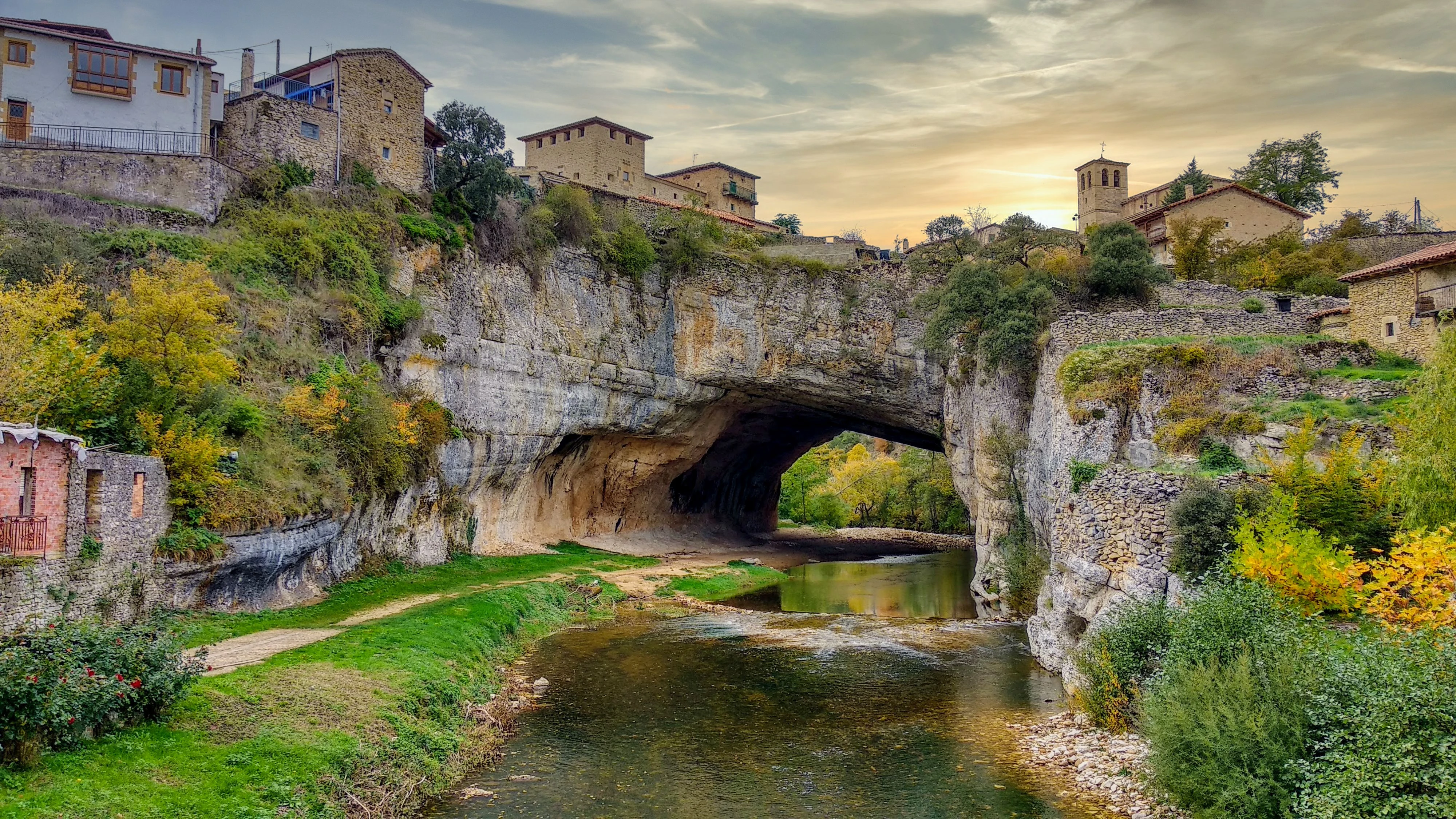 Puentedey, pueblo de Burgos (Castilla y León) Puentedey, pueblo de Burgos (Castilla y León)