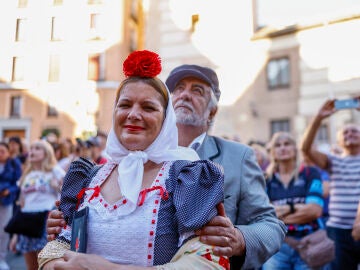 Why is a carnation carried in San Isidro?