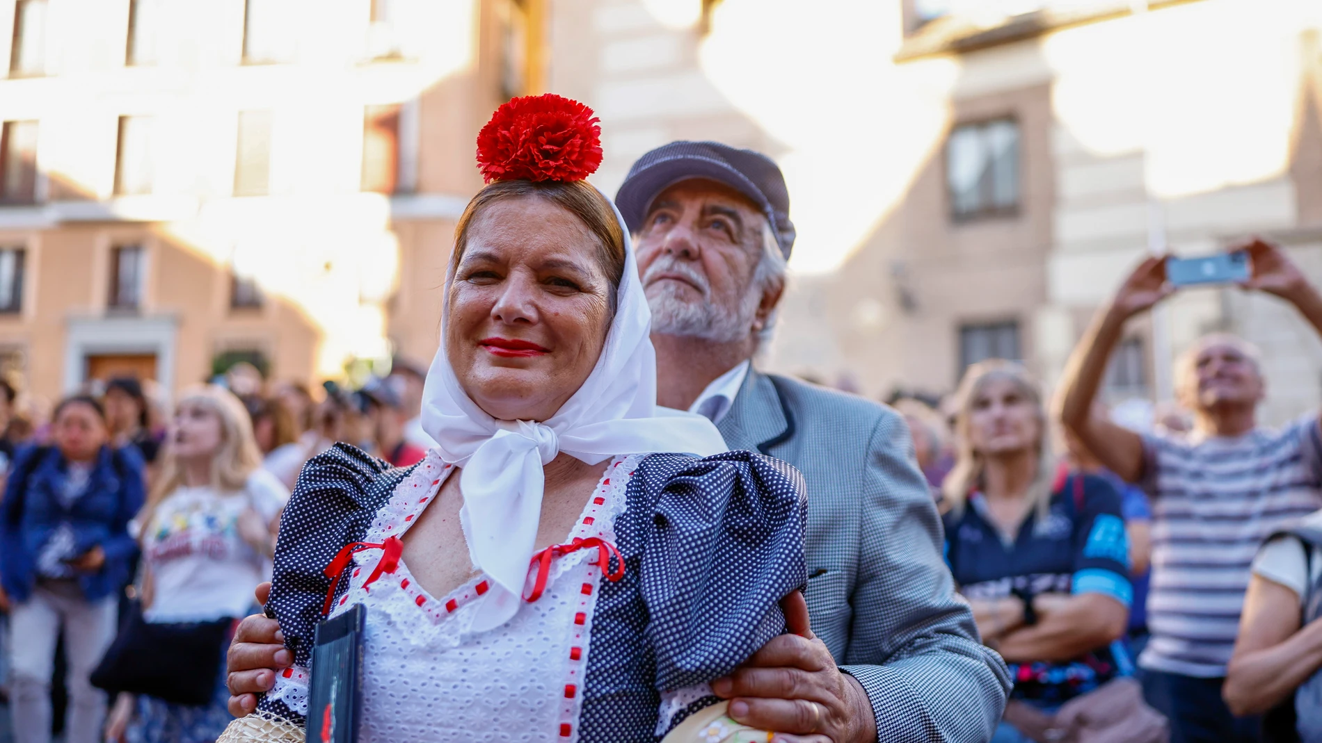 Varias personas escuchan el pregón del inicio de las Fiestas de San Isidro por parte del cantante Ramoncín este miércoles en Madrid. 