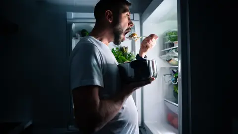 Hombre comiendo Hombre comiendo