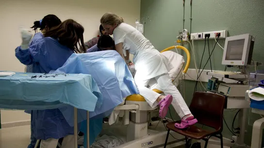 Doctores y enfermeras durante un parto. Doctores y enfermeras durante un parto.