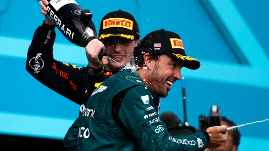 Fernando Alonso, con Verstappen en el podio Fernando Alonso, con Verstappen en el podio