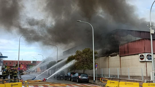 Controlado el incendio en la nave de una empresa cárnica en Mercabarna Controlado el incendio en la nave de una empresa cárnica en Mercabarna