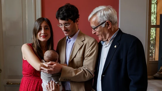 El alcalde de Valencia, Joan Ribó, posa tras la celebración de la primera ceremonia de bienvenida a la ciudadanía organizada por el Ayuntamiento de Valencia El alcalde de Valencia, Joan Ribó, posa tras la celebración de la primera ceremonia de bienvenida a la ciudadanía organizada por el Ayuntamiento de Valencia